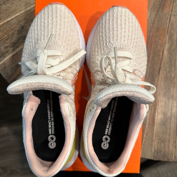 NIKE WOMENS REACT INFINITY 3 RUNNING SHOES in light pink / green color - Picture 4 of 4